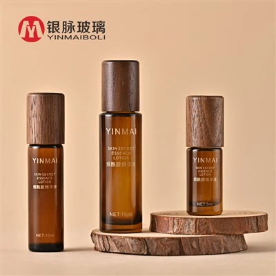 Rostogoliți pe sticle de parfum